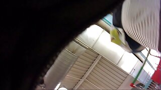 Slim brunette masturbates gai moi lon xxx âm đạo gần các hồ bơi