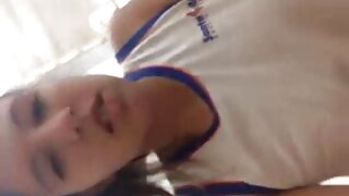 Hói đầu chàng trừng phạt âm xxx kích thích đạo và núm vú của một bosomy khiêu dâm nữ diễn viên
